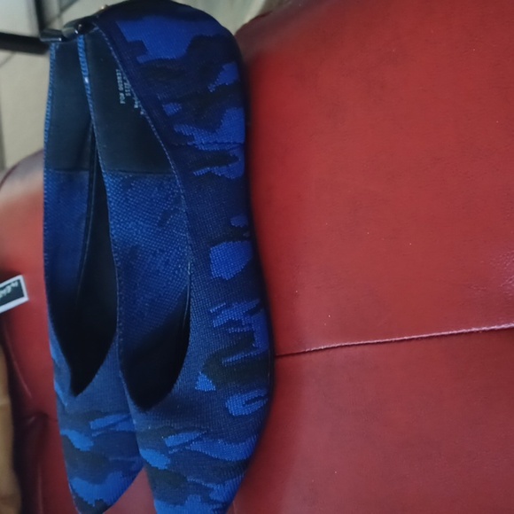 Journee Collection Blue camo flats, size 7 - Picture 3 of 6